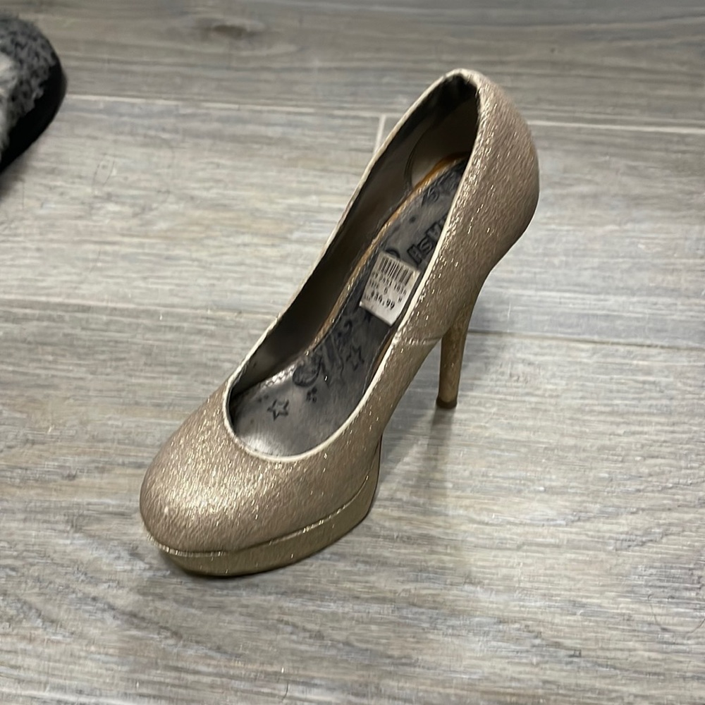 Gold heels 5.5